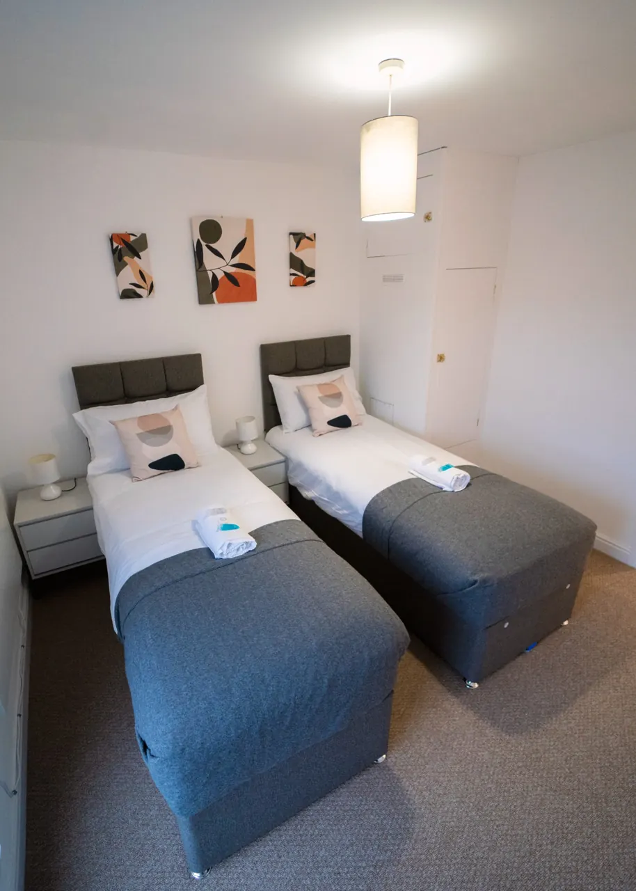 Twin beds in the Hallgate bedroom